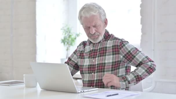 Müder lässiger alter Mann mit Rückenschmerzen im Amt — Stockvideo