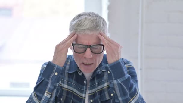 Ritratto di stanco uomo di mezza età che ha mal di testa — Video Stock