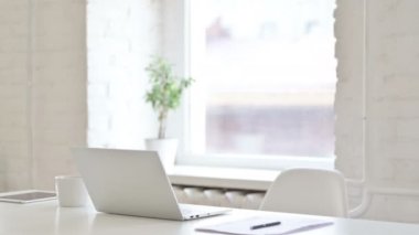 Kıdemli Profesyonel Erkek Tasarımcı geliyor ve oturuyor 