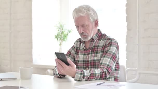 Casual Old Man reagerar på misslyckande på Smartphone — Stockvideo