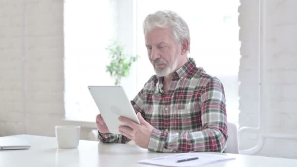 Casual Old Man Doing Video Chat on Tablet in Office — Stock Video