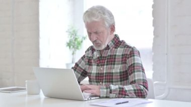 Çok çalışan, sıradan, boyun ağrısı çeken yaşlı bir adam.