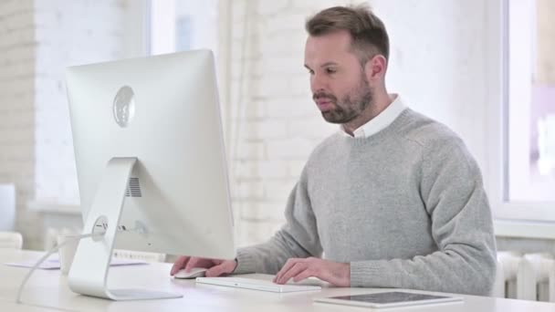 Hombre creativo de pie y saliendo de la oficina después del trabajo — Vídeo de stock