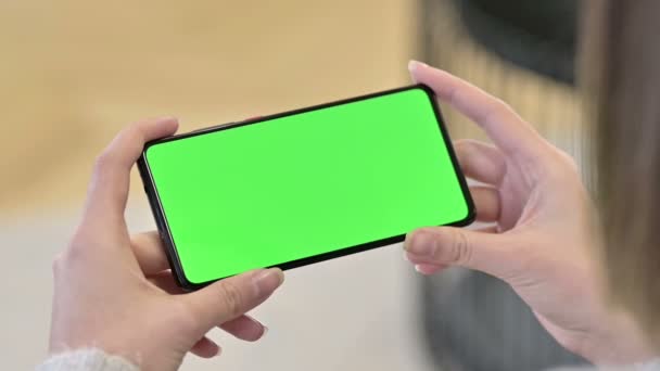 Γυναίκα κρατώντας οριζόντια χρωματική βασική οθόνη Smartphone — Αρχείο Βίντεο
