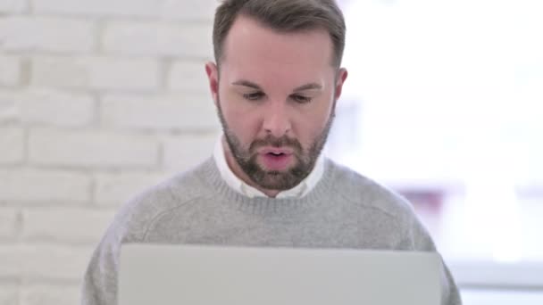 Крупним планом шокований людина реагує на втрати на ноутбук — стокове відео