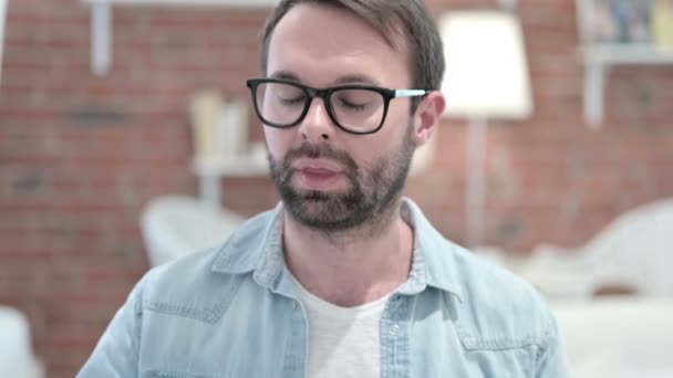 Porträt eines attraktiven jungen Mannes mit Bart beim Kaffee — Stockvideo