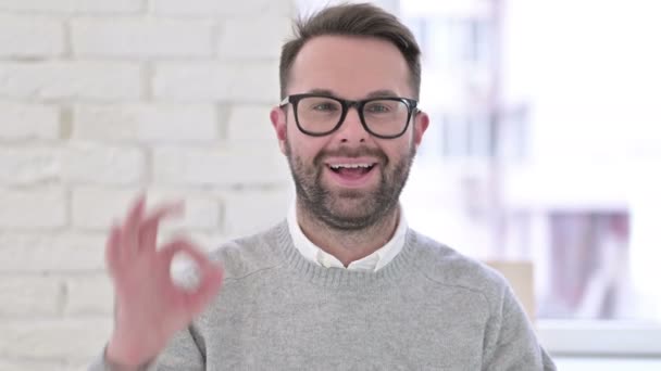 Portret van Cheerful Creative Man doet OK Sign — Stockvideo