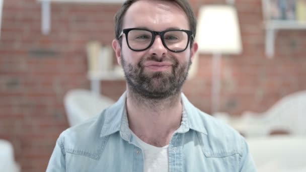 Portret van een baard Jongeman die ja zegt met hoofdschudding — Stockvideo