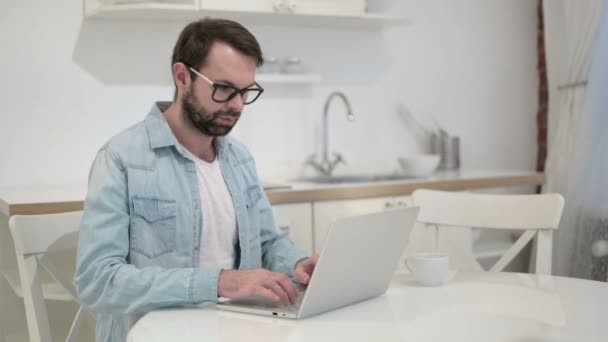 Beard Young Man använder laptop i Office — Stockvideo