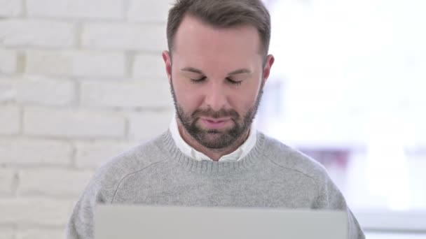 Людина працює на ноутбуці — стокове відео