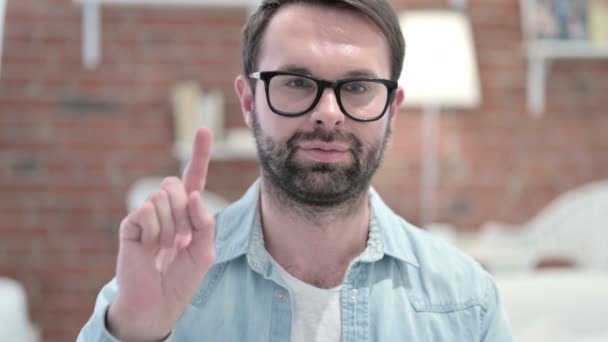 Retrato de barba Jovem dizendo Não com dedo Gesto — Vídeo de Stock