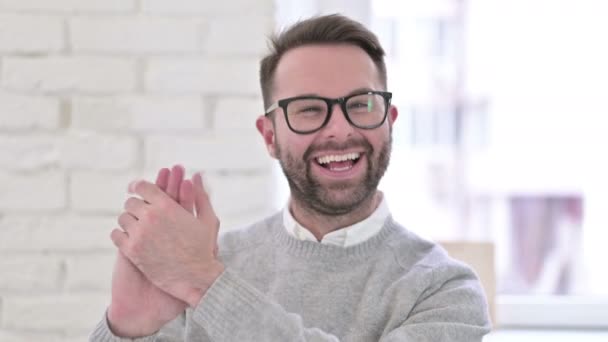 Portrét veselého kreativního tleskání muže — Stock video
