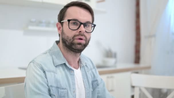 Junger Mann mit attraktivem Bart im Amt schockiert — Stockvideo