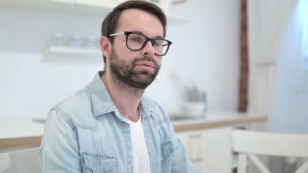 Sérieux Barbe Jeune homme disant non avec le geste du doigt au bureau — Video