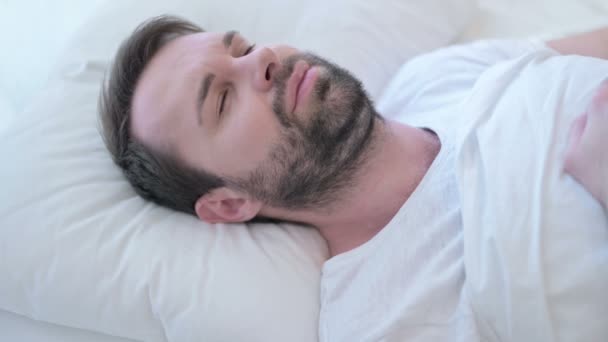 Barba adormecida Jovem com dor no pescoço na cama — Vídeo de Stock