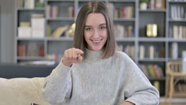 Retrato de mujer joven señalando dedo e invitando — Vídeos de Stock