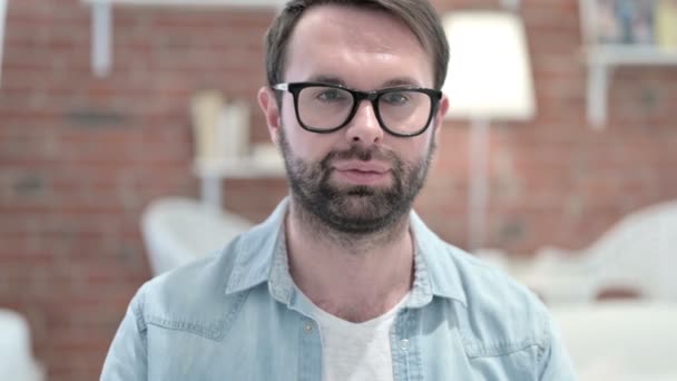 Portrait de joyeux jeune homme barbe pointant du doigt à la caméra — Video