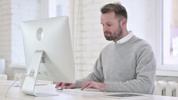 Bouleversé colère créateur homme travaillant sur ordinateur — Video