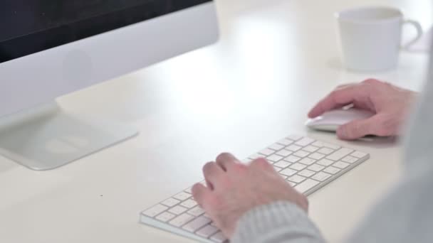 Mann tippt auf Tastatur, arbeitet am Computer — Stockvideo