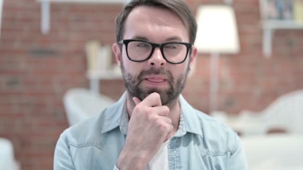 Портрет Борода молодої людини Мислення про творчу ідею — стокове відео