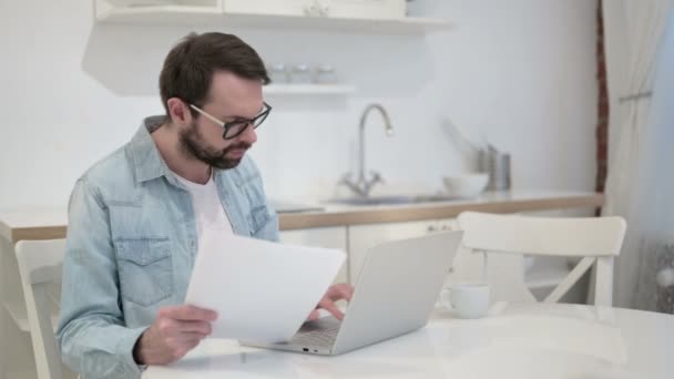 Jeune homme barbe travailleur lisant des documents au bureau — Video