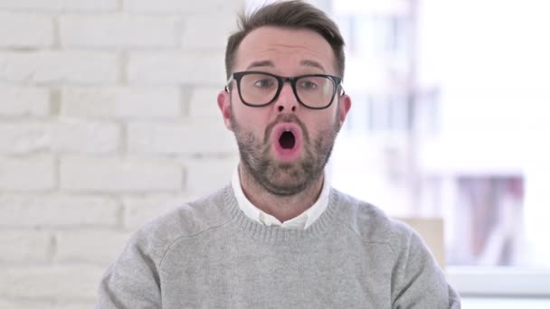 Porträtt av chockad kreativ man som reagerar på förlust — Stockvideo