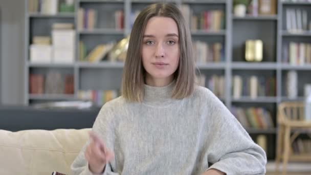 Retrato de una joven atractiva diciendo No por Dedo — Vídeos de Stock