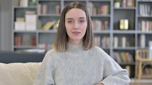 Porträt einer aufgeregten jungen Frau, die mit beiden Fäusten feiert — Stockvideo
