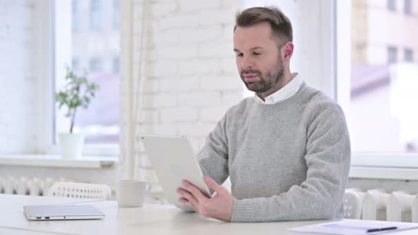 Creatieve man met behulp van Tablet in Office — Stockvideo