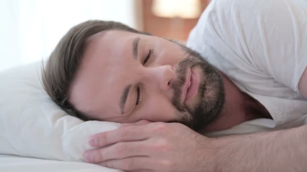 Close up de Peaceful barba jovem dormindo na cama — Vídeo de Stock