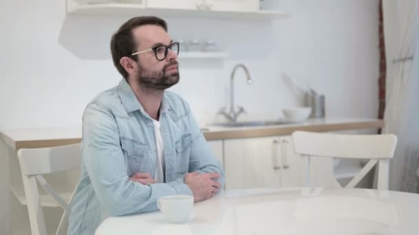 Relaxante barba jovem bebendo café no escritório — Vídeo de Stock