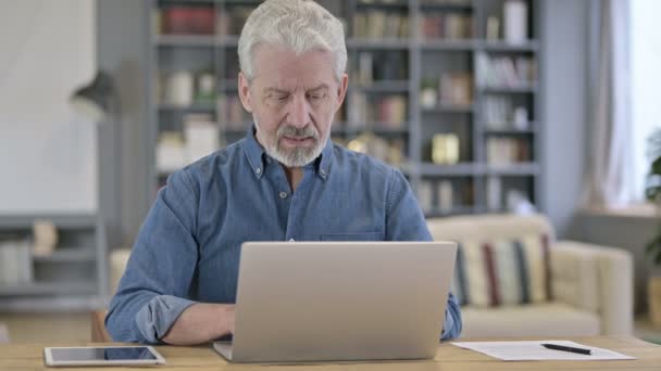 Ambitieux vieil homme âgé célébrant le succès sur ordinateur portable — Video