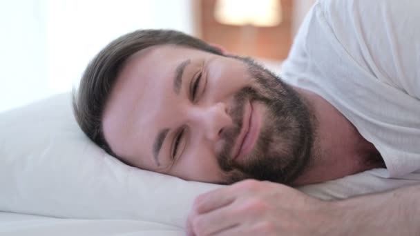 Close up de atraente barba jovem vídeo conversando na cama — Vídeo de Stock