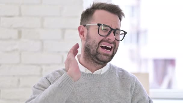 Retrato del hombre creativo cansado con dolor en el cuello — Vídeos de Stock