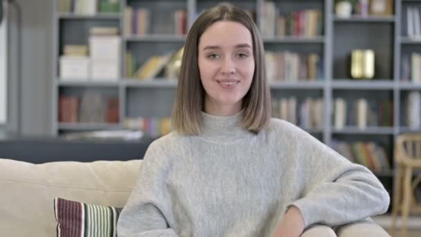 Portrait de jeune femme heureuse applaudissements — Video