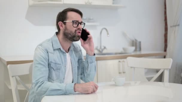 Irriterad skägg ung man att bli arg på telefon i Office — Stockvideo