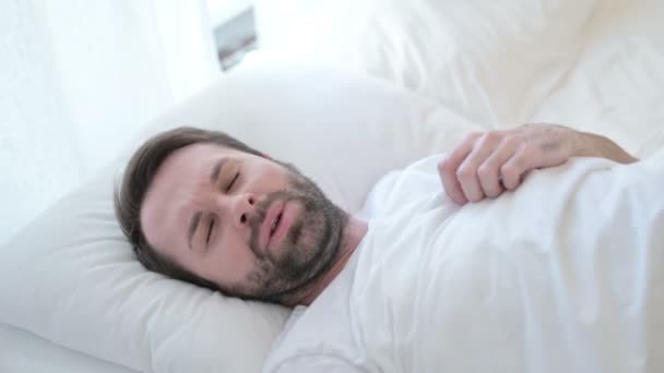 Retrato de barba jovem tendo pesadelo na cama — Vídeo de Stock