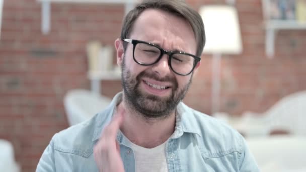 Portret van uitgeputte baard jongeman met nekpijn — Stockvideo