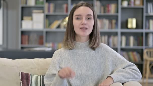 Retrato de mujer joven poniendo dedo en los labios — Vídeos de Stock