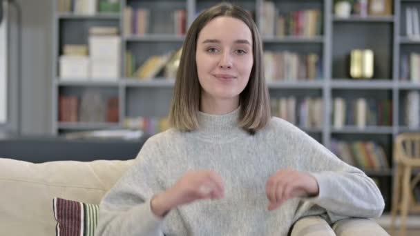 Retrato de mujer joven haciendo forma de corazón con las manos — Vídeo de stock