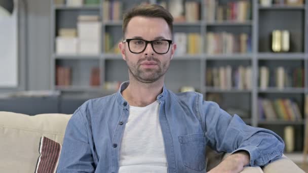 Retrato de Angry Young Man Mostrando Dedo Médio — Vídeo de Stock