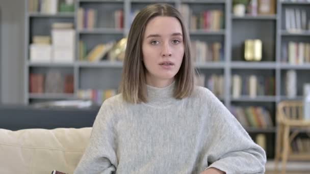 Porträt einer jungen Frau, die mit Kopfschütteln Nein sagt — Stockvideo