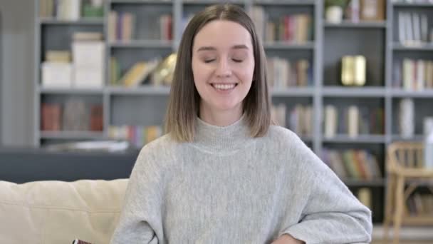 Портрет молодої жінки, що говорить "так", хитаючи головою — стокове відео
