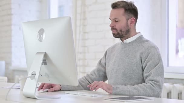 Homme créatif pensif Penser et travailler sur le bureau — Video