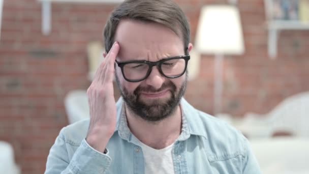 Retrato de Barba Cansada Jovem com Dor de Cabeça no Escritório de Loft — Vídeo de Stock