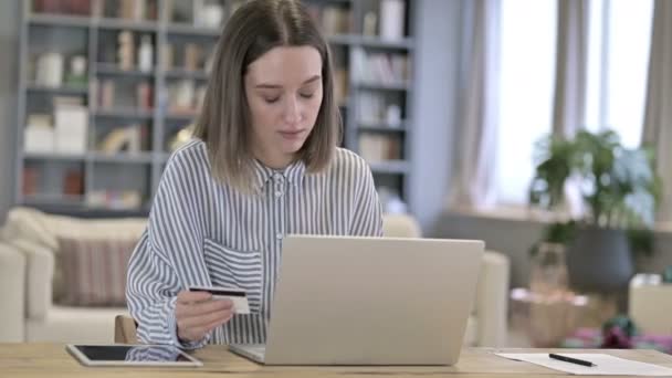 Mladá žena, aby úspěšné online platby na notebooku — Stock video