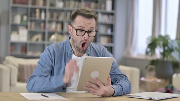 Rozrušený mladý designér reagující na ztrátu na tabletu v kanceláři Loft — Stock video