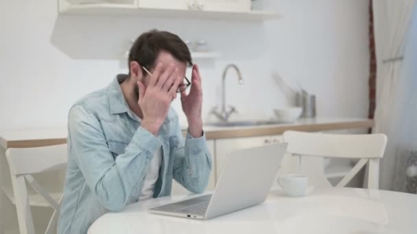 Sorgligt skägg ung man inför förlust på laptop i Office — Stockvideo