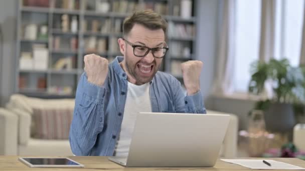 Uomo ambizioso che celebra il successo sul computer portatile — Video Stock