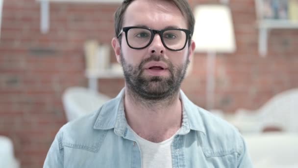 Retrato de Barba Joven haciendo Video chat y saludando — Vídeos de Stock